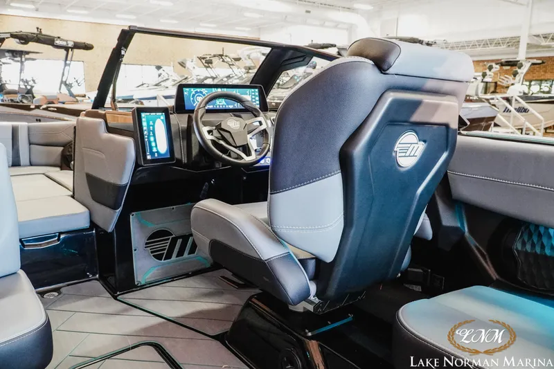 Slide: The Image of Malibu Wakesetter 23 LSV 2025 - 10