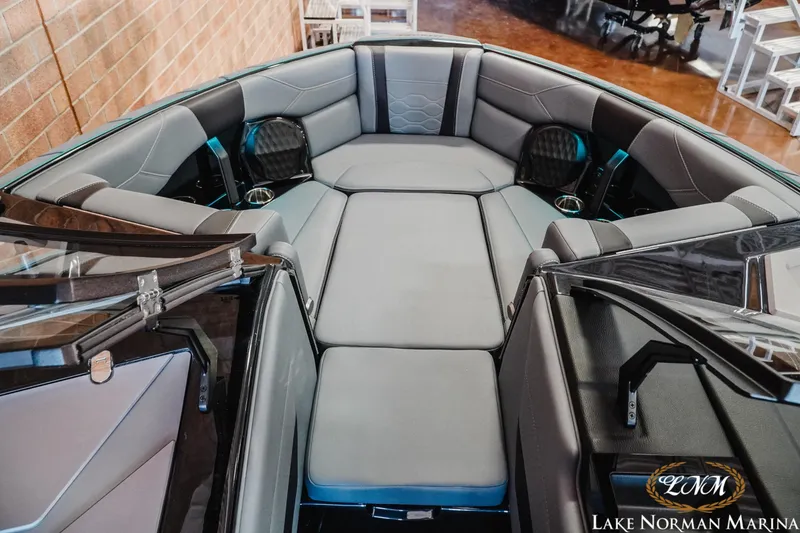 Slide: The Image of Malibu Wakesetter 23 LSV 2025 - 14