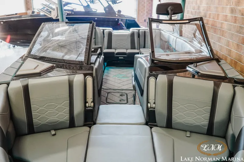 Slide: The Image of Malibu Wakesetter 23 LSV 2025 - 16