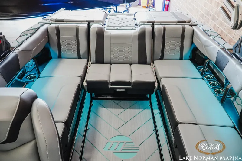 Slide: The Image of Malibu Wakesetter 23 LSV 2025 - 18