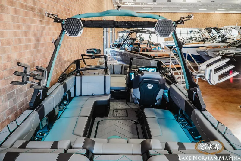 Slide: The Image of Malibu Wakesetter 23 LSV 2025 - 7