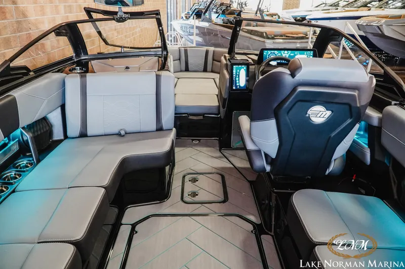 Slide: The Image of Malibu Wakesetter 23 LSV 2025 - 9