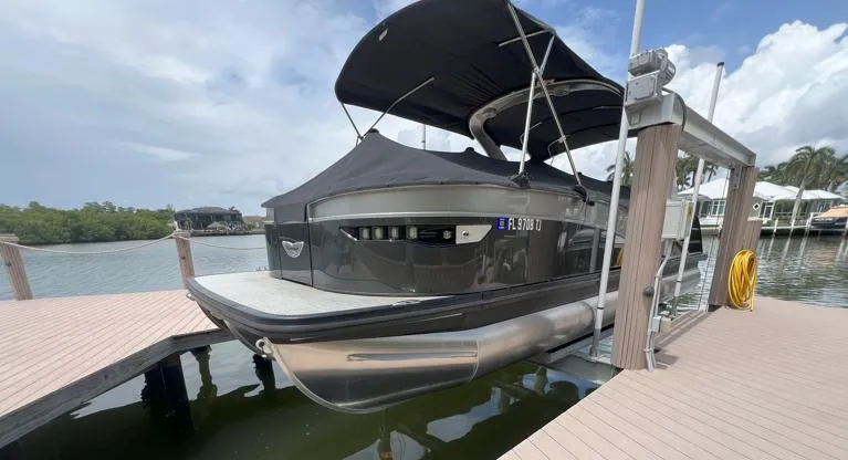 Slide: The Image of 2022 Bennington RX 25 RXFBA pontoon boat docked at marina. - 4