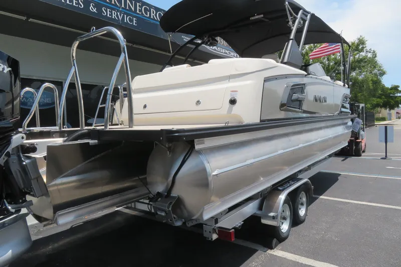 Slide: The Image of 2026 Avalon 2585 Excalibur LTD Elite Windshield luxury tri-toon boat in Sarasota, FL. - 8