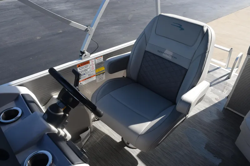 Slide: The Image of Captain's chair on 2021 Bennington 18 SLX pontoon boat, featuring sleek design and comfortable seating. - 10