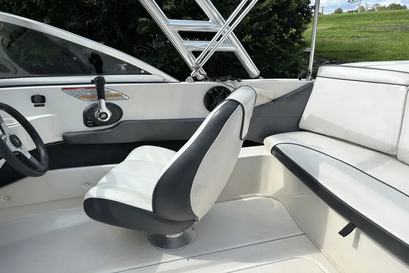 Slide: The Image of Sea Ray 175 Sport 2010 - 8