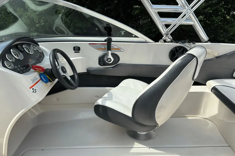 Slide: The Image of Sea Ray 175 Sport 2010 - 9