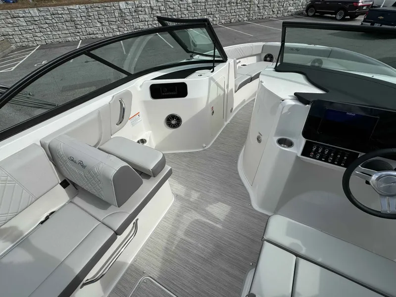 Slide: The Image of Sea Ray 230SDX 2026 - 13