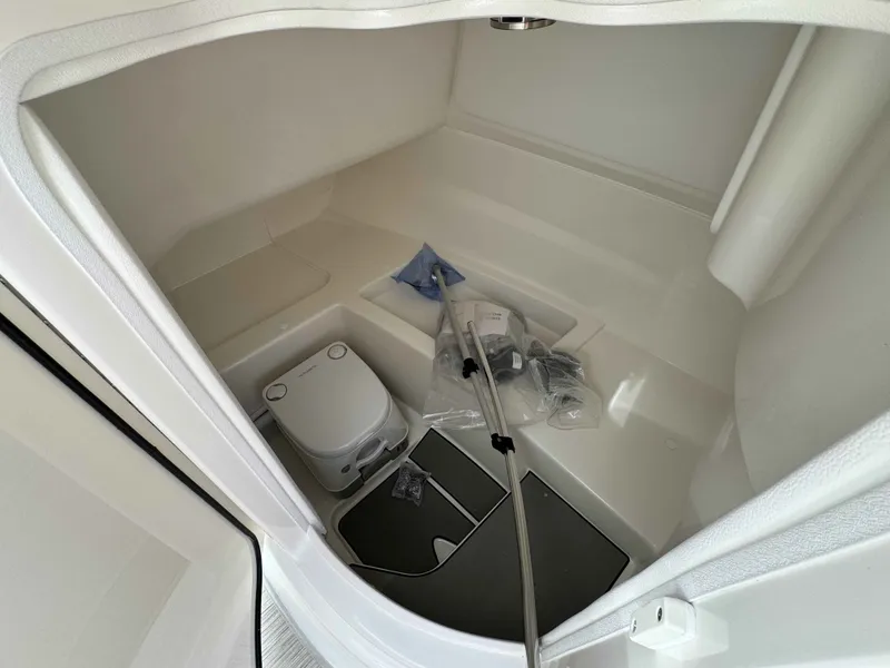 Slide: The Image of Sea Ray 230SDX 2026 - 15