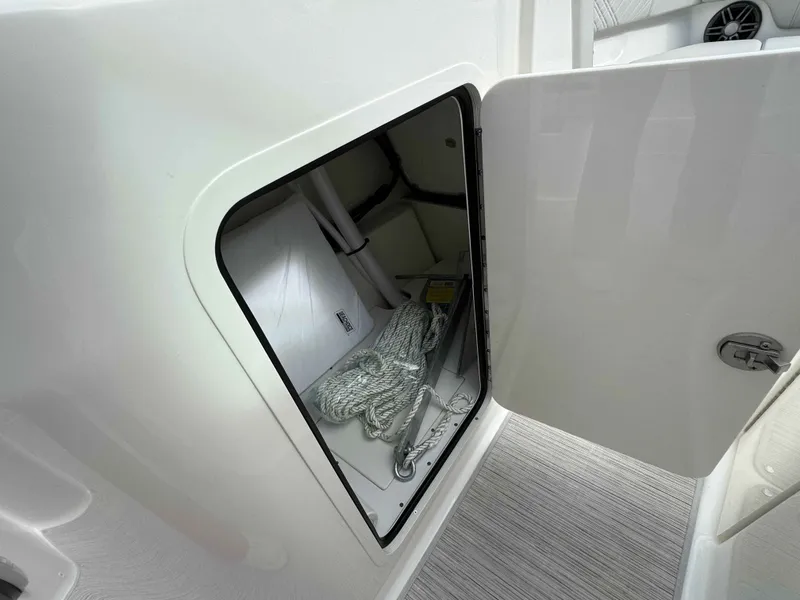 Slide: The Image of Sea Ray 230SDX 2026 - 16