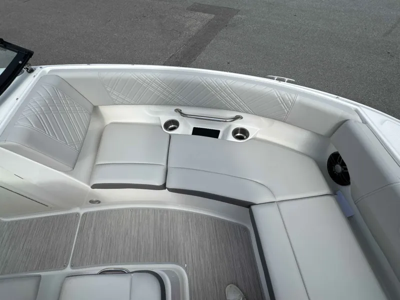 Slide: The Image of Sea Ray 230SDX 2026 - 17