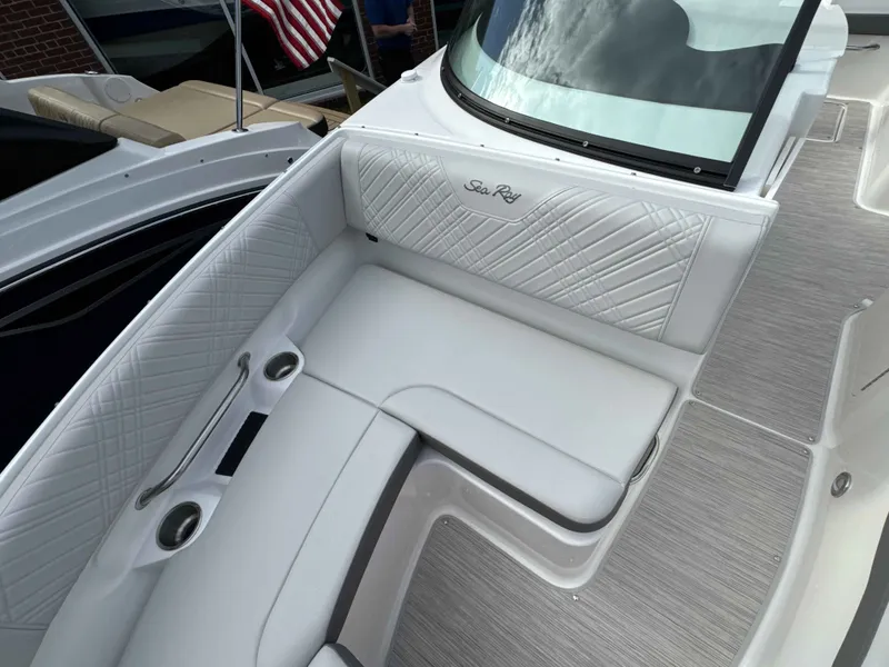 Slide: The Image of Sea Ray 230SDX 2026 - 18