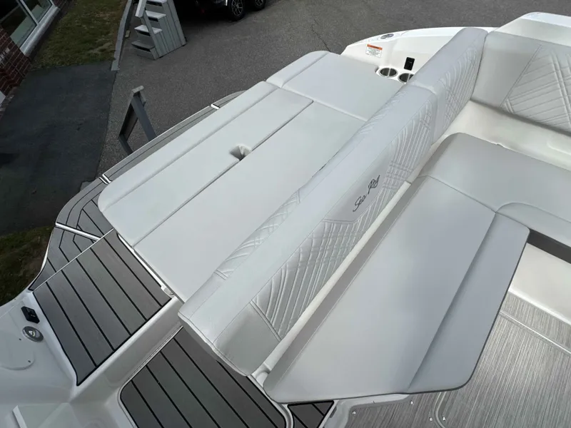 Slide: The Image of Sea Ray 230SDX 2026 - 20