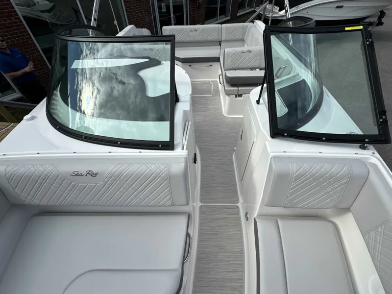 Slide: The Image of Sea Ray 230SDX 2026 - 22