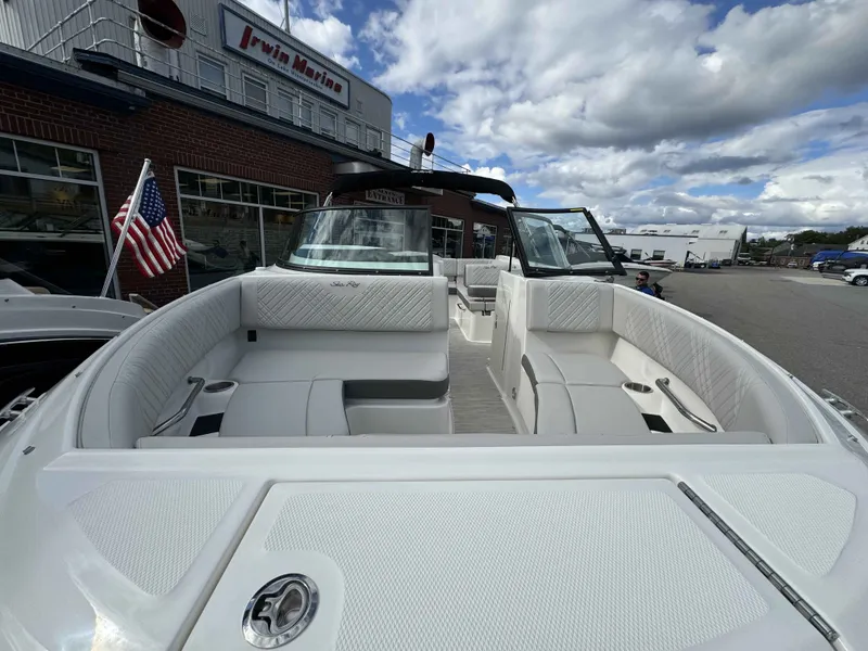 Slide: The Image of Sea Ray 230SDX 2026 - 4