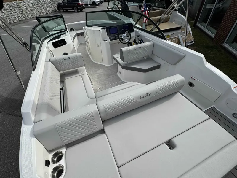 Slide: The Image of Sea Ray 230SDX 2026 - 6