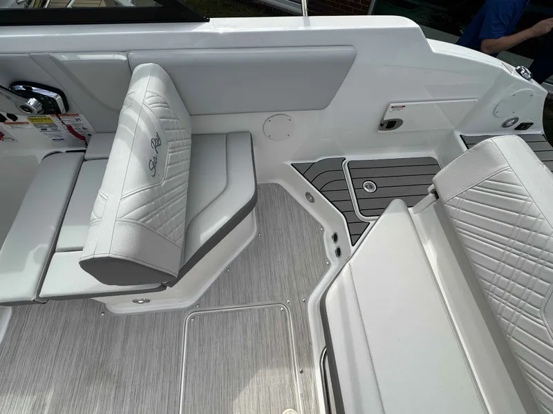 Slide: The Image of Sea Ray 230SDX 2026 - 9