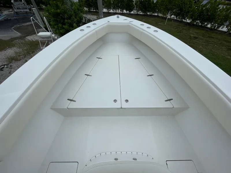 Slide: The Image of 2000 Venture 34 Tournament boat deck, spacious and clean design. - 26