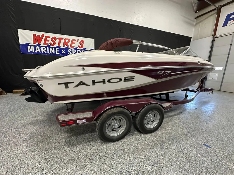 The Image of 2014 Tahoe Q7SSI boat on trailer in indoor showroom. - 0