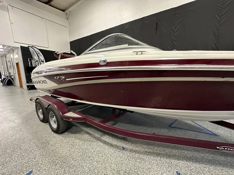 Slide: The Image of 2014 Tahoe Q7SSI boat on trailer in showroom, side view. - 4