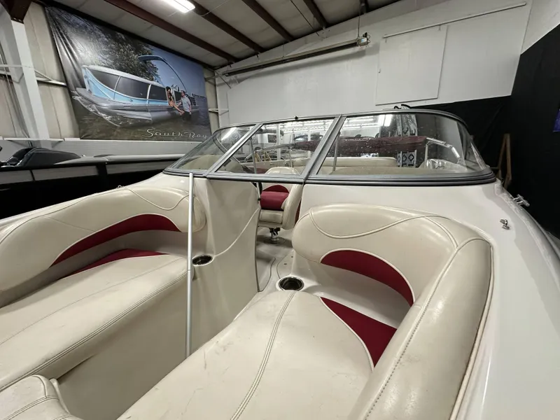 Slide: The Image of 2014 Tahoe Q7SSI boat interior with white leather seating and speaker. - 9