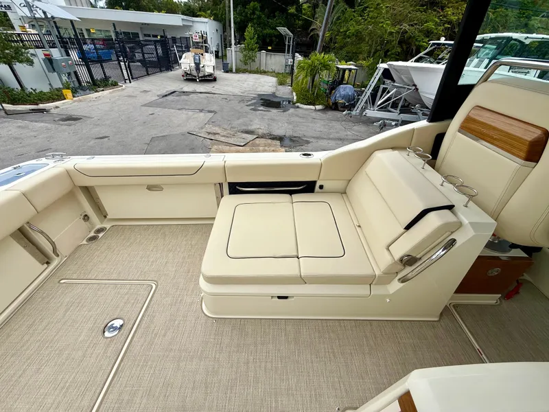 Slide: The Image of Chris-Craft Calypso 32 2025 - 12