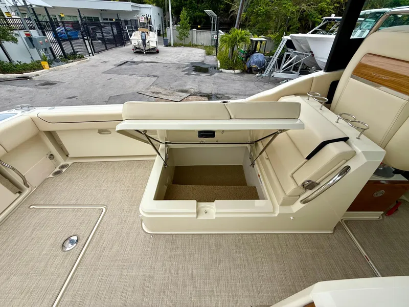 Slide: The Image of Chris-Craft Calypso 32 2025 - 13