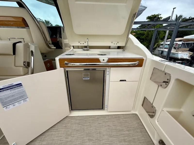 Slide: The Image of Chris-Craft Calypso 32 2025 - 15