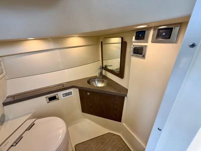 Slide: The Image of Chris-Craft Calypso 32 2025 - 19