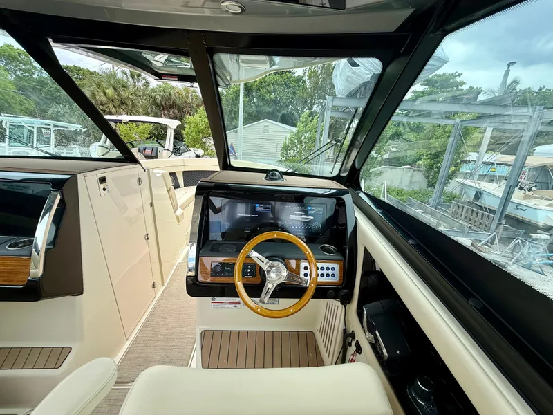 Slide: The Image of Chris-Craft Calypso 32 2025 - 3