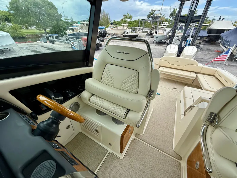 Slide: The Image of Chris-Craft Calypso 32 2025 - 4