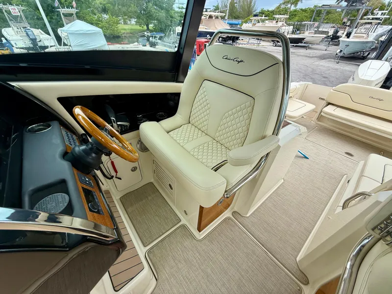 Slide: The Image of Chris-Craft Calypso 32 2025 - 5