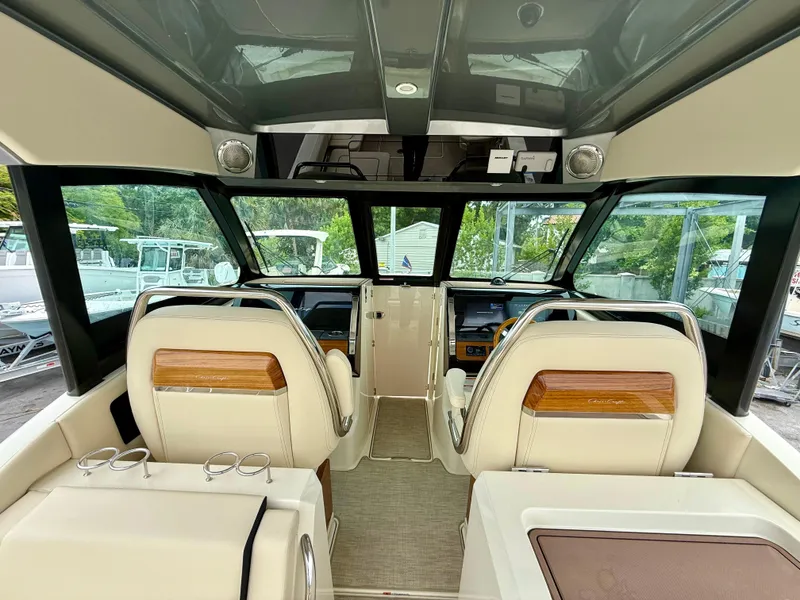 Slide: The Image of Chris-Craft Calypso 32 2025 - 7