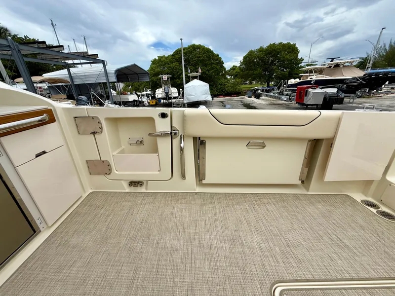 Slide: The Image of Chris-Craft Calypso 32 2025 - 9