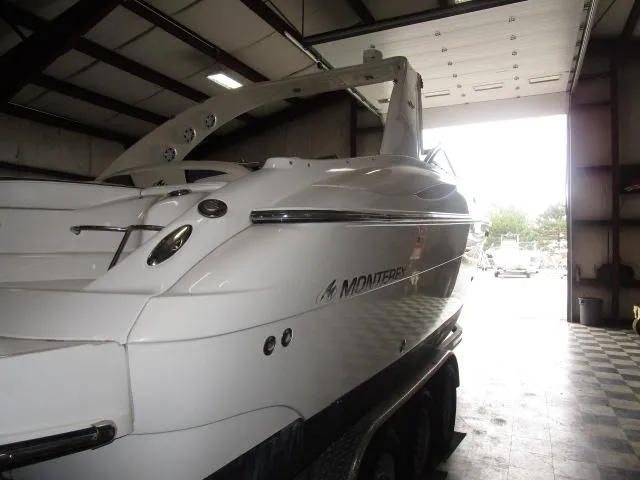 Slide: The Image of 2007 Monterey 298SSX Super Sport boat interior with white and gray seating. - 4