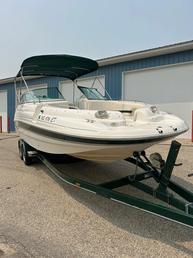 Slide: The Image of Chaparral Sunesta 233, 2000 model, maximum capacity: 14 persons or 1965 lbs. - 31