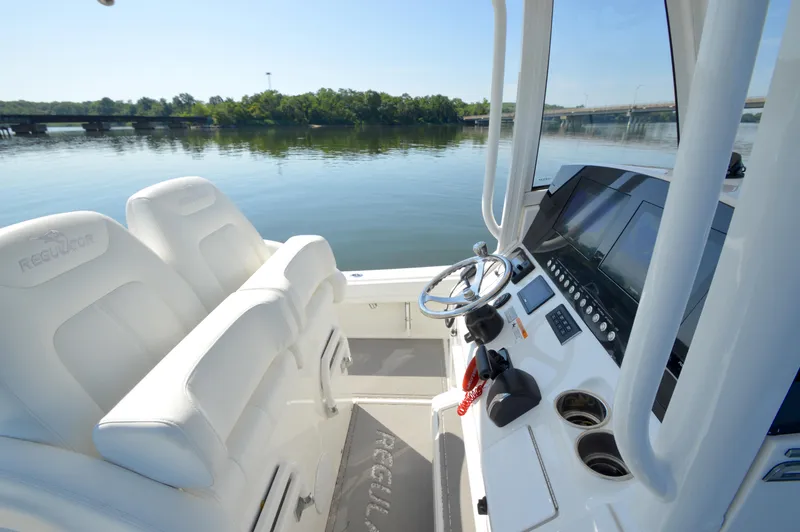 Slide: The Image of Regulator Marine 26XO 425XTO 2021 - 15