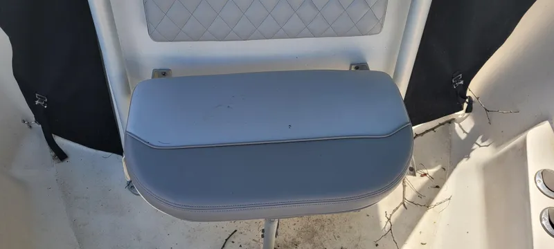 Slide: The Image of Boston Whaler 240 Outrage 2000 boat seat with quilted backrest and gray cushion. - 8