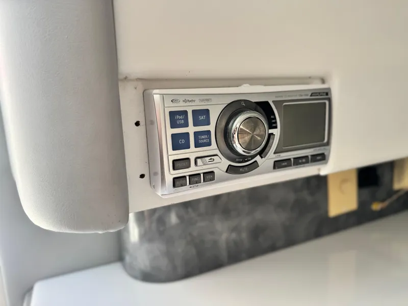 Slide: The Image of Marine stereo system in a 2006 Formula 292 boat, featuring various input options. - 19