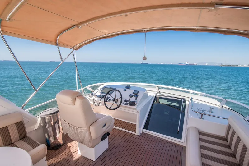 Slide: The Image of Navigator 5100 yacht helm, 2008 model, with ocean view and beige canopy. - 26