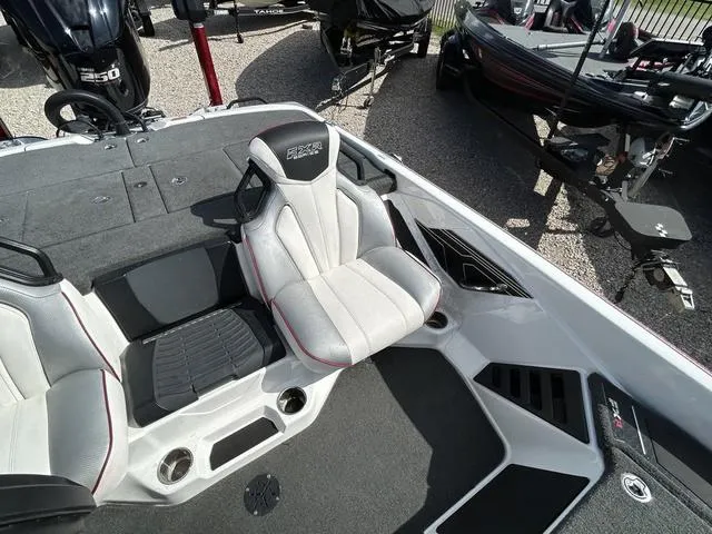 Slide: The Image of Skeeter FXR20 2021 - 10