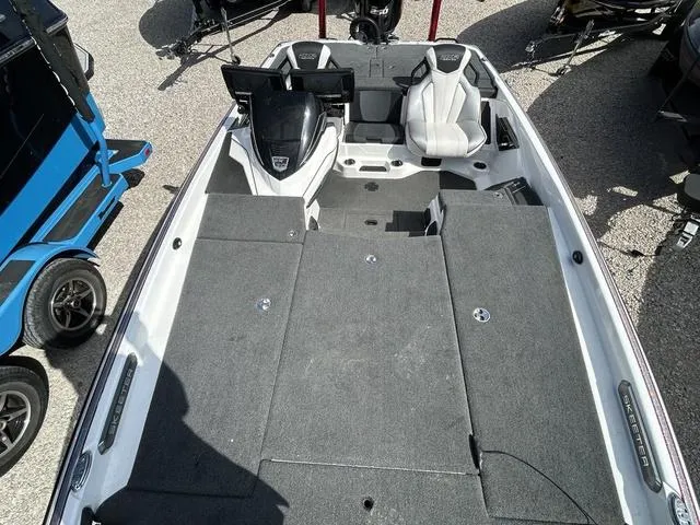 Slide: The Image of Skeeter FXR20 2021 - 11