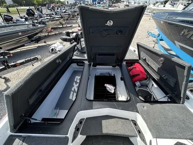 Slide: The Image of Skeeter FXR20 2021 - 13