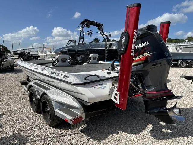 Slide: The Image of Skeeter FXR20 2021 - 4