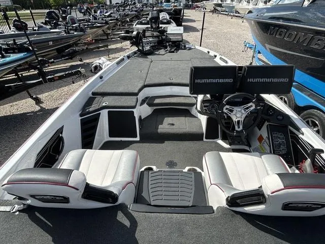 Slide: The Image of Skeeter FXR20 2021 - 8