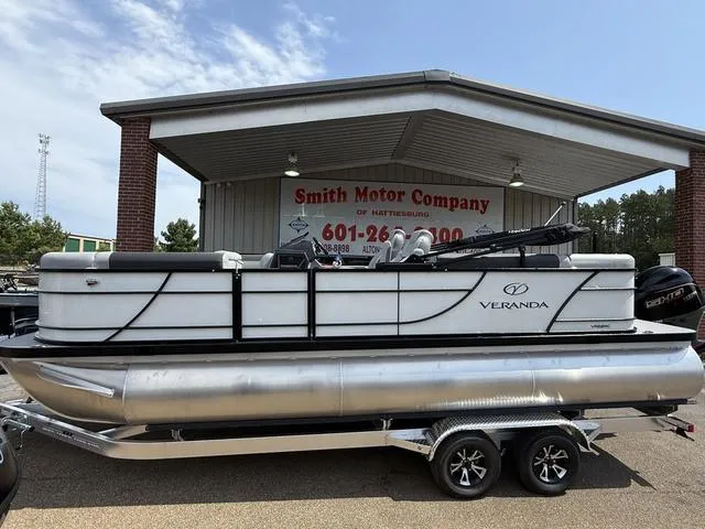 The Image of Veranda VR22RC Tri-Toon 2026 - 1