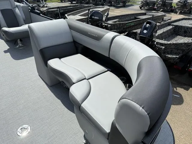 Slide: The Image of Veranda VR22RC Tri-Toon 2026 - 10