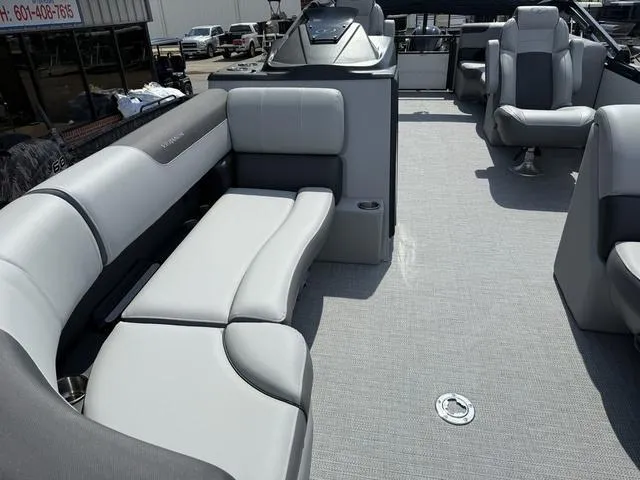 Slide: The Image of Veranda VR22RC Tri-Toon 2026 - 11