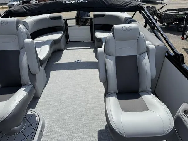 Slide: The Image of Veranda VR22RC Tri-Toon 2026 - 14