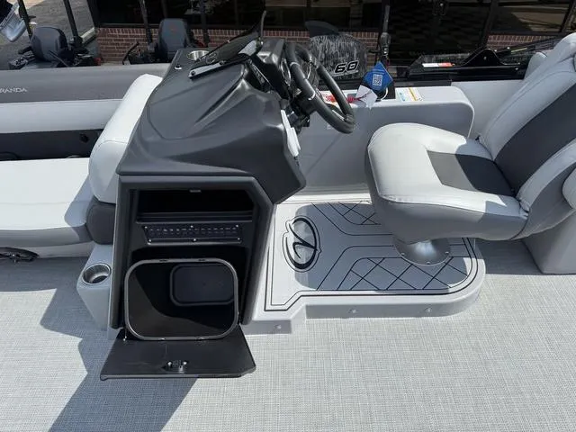 Slide: The Image of Veranda VR22RC Tri-Toon 2026 - 15